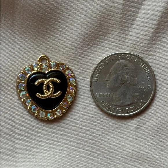 CHANEL Black and Gold Heart  with Iconic CC Logo - Picture 4 of 5
